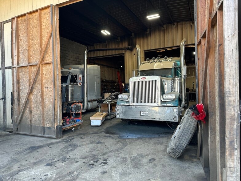 More Photos Of 3082 Ellenwood Rd, Ellenwood Warehouse For Lease