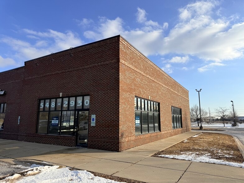 More Photos Of 572 Weston Ridge Dr, Naperville Freestanding For Lease