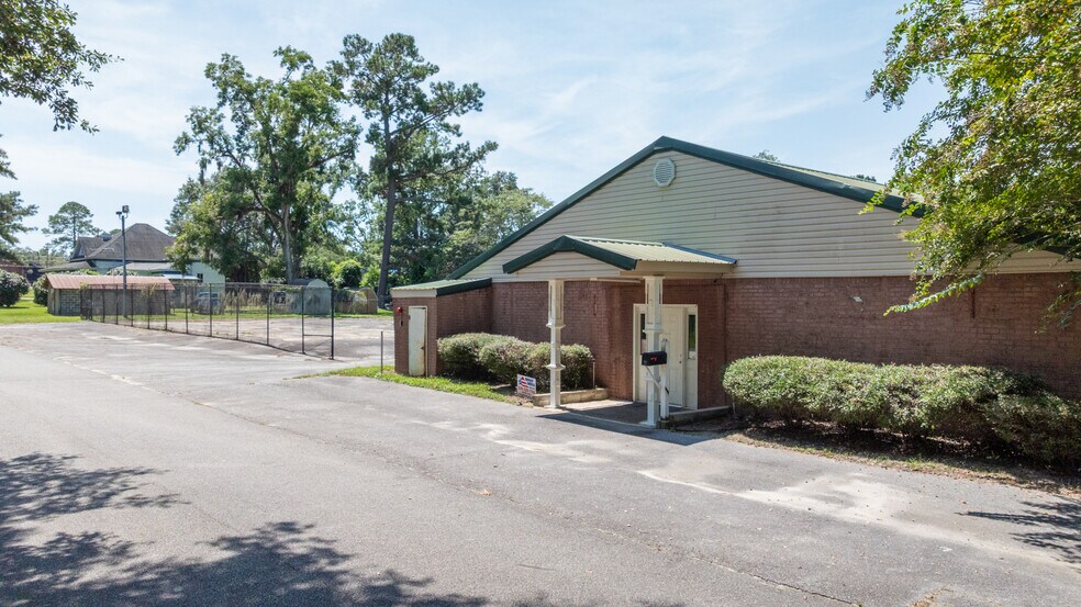 More Photos Of 510 N Walker St, Quitman Light Manufacturing For Sale