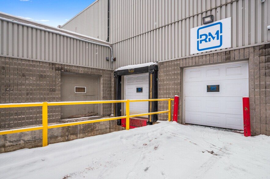 More Photos Of 1415 St Frank-Carrel, Québec General Retail For Lease