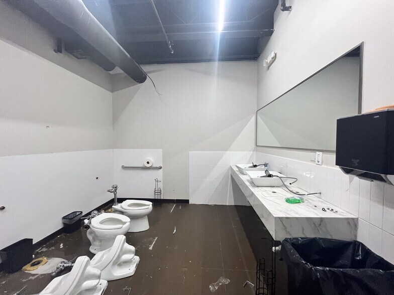 More Photos Of 5316 Washington Ave, Houston Bar For Lease