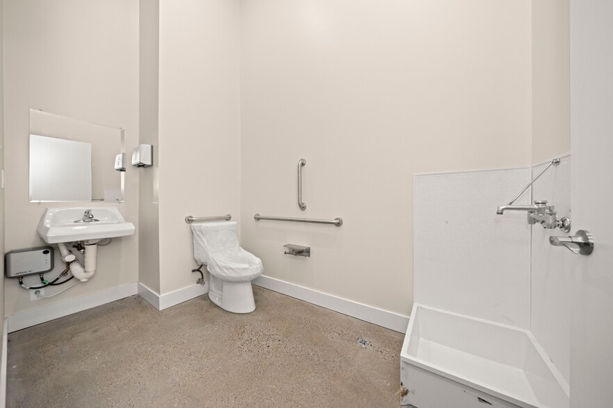 More Photos Of 3462 Greenfield rd, Berkley Medical For Lease