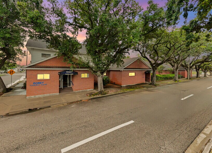 Primary Photo Of 403 W Sterling St, Baytown Specialty For Sale