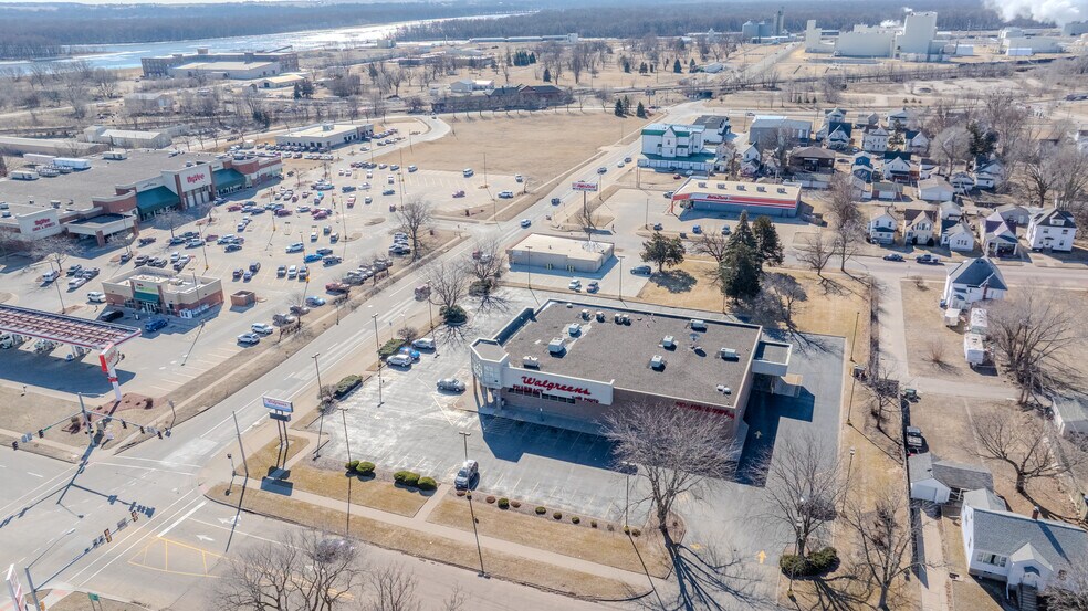 More Photos Of 806 S 4th St, Clinton Drugstore For Sale