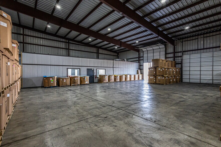 More Photos Of 13806 N Unitec Dr, Laredo Warehouse For Lease