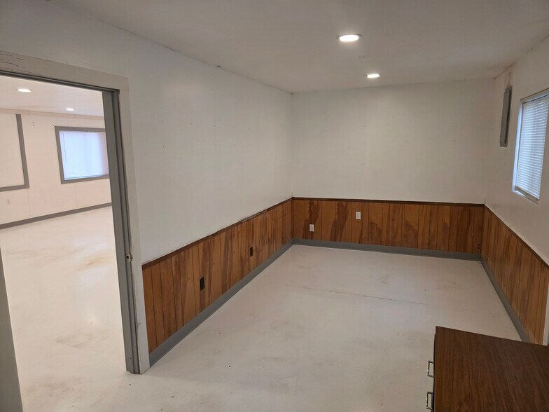 More Photos Of 402-412 S State Highway 5, Versailles General Retail For Sale