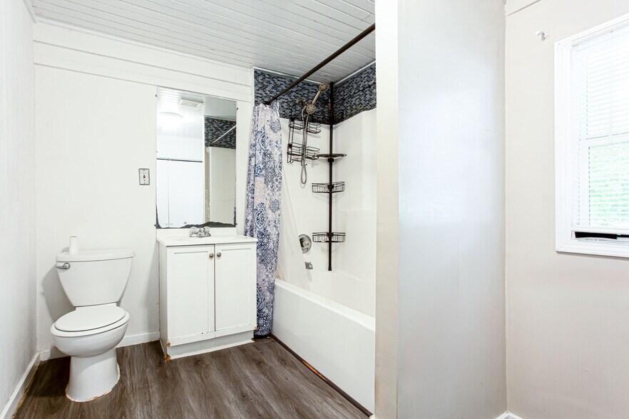 More Photos Of 2758 Five Forks Trickum Rd, Lawrenceville Office For Sale