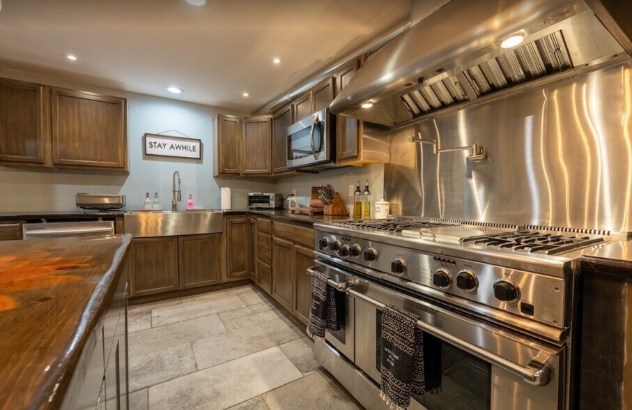 More Photos Of 2735 PA-390, Canadensis Hospitality For Sale