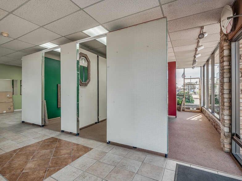 More Photos Of 3730-3732 N MacArthur Blvd, Warr Acres Showroom For Lease