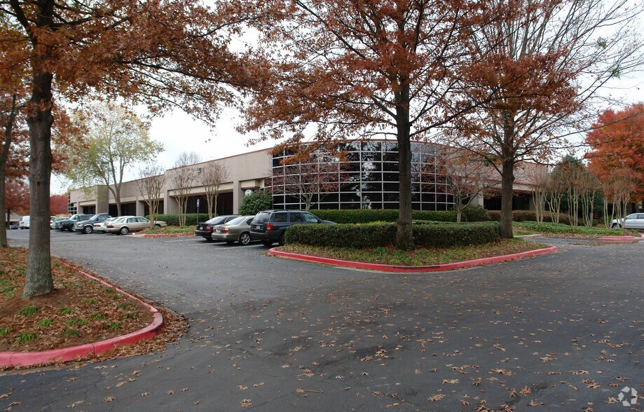 7840 Roswell Rd, Sandy Springs, GA 30350 For Lease