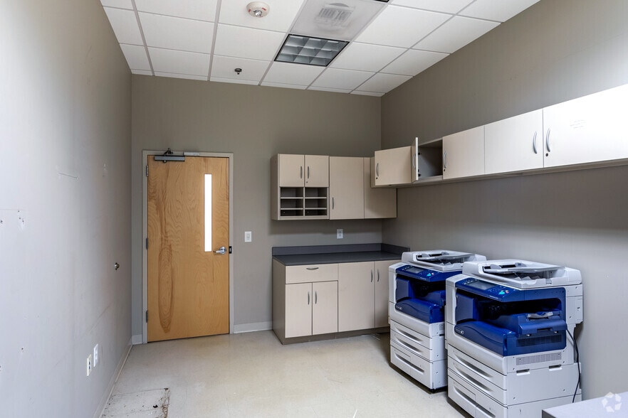 More Photos Of 2641 Sumner Blvd, Raleigh Unknown For Lease