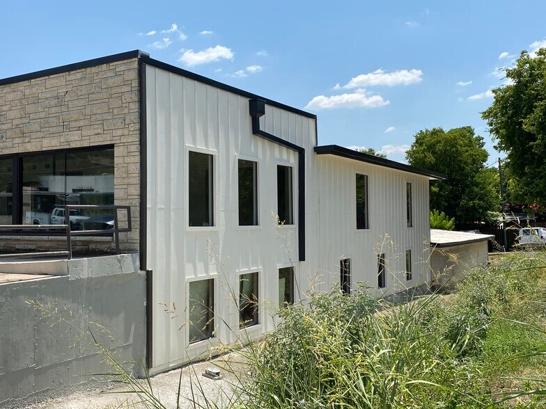 More Photos Of 2309 Manor Rd, Austin Freestanding For Lease