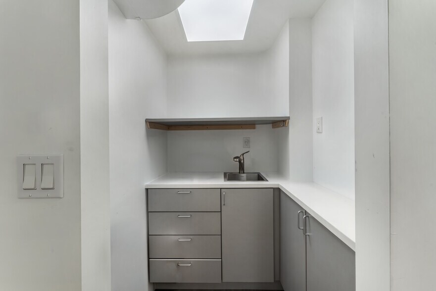 More Photos Of 22 Glenwood Ave, Jersey City Office Residential For Lease