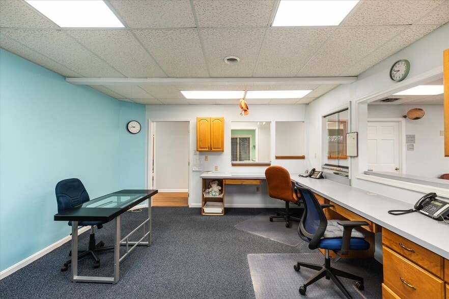 More Photos Of 10623 Crestwood Dr, Manassas Office For Sale