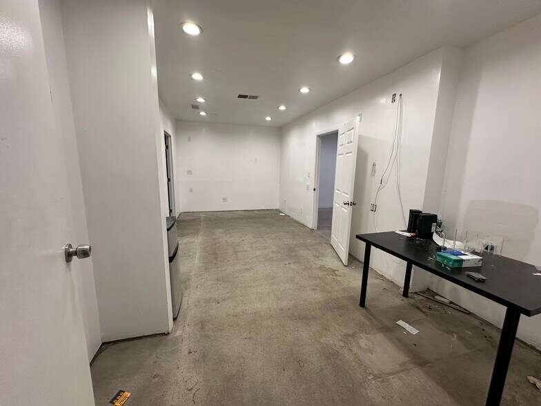 More Photos Of 9036 Owensmouth Ave, Canoga Park Manufacturing For Lease