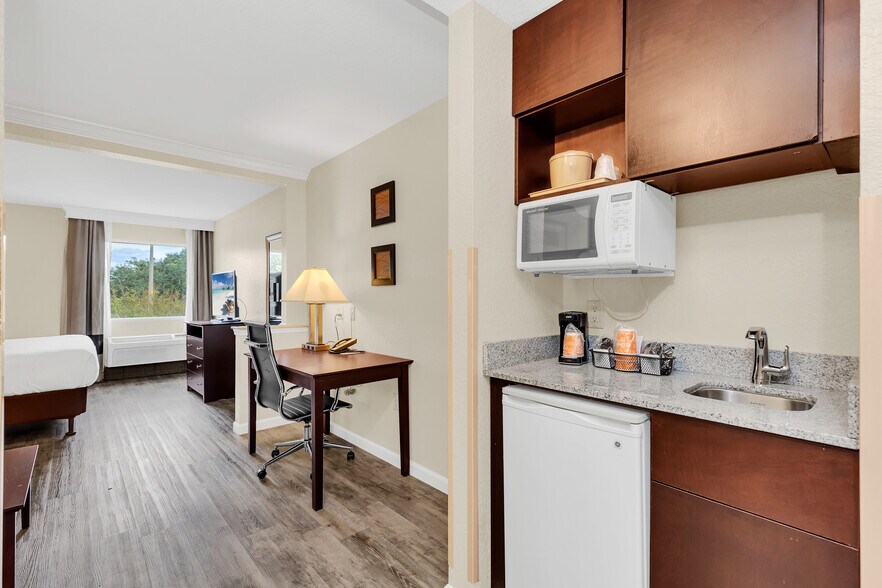 More Photos Of 400 E International Speedway Blvd, Deland Hotel For Sale
