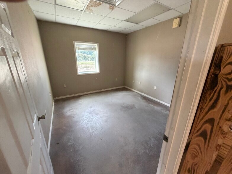 More Photos Of 3940 N US Highway 77, La Grange Industrial For Lease