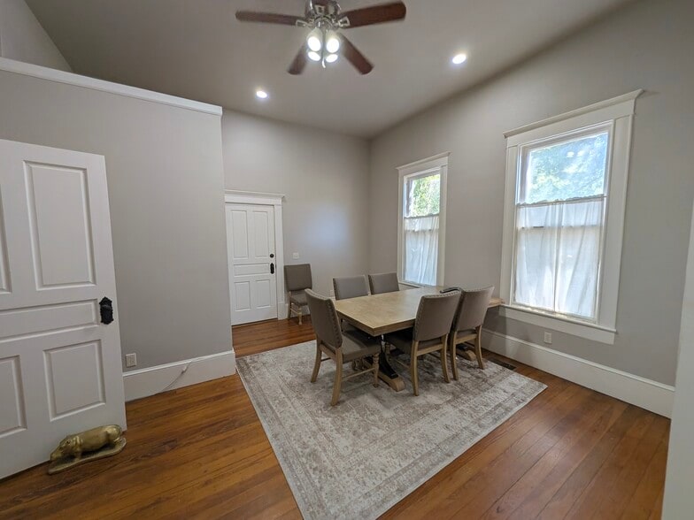 More Photos Of 206 Taylor St, Hutto Office For Lease