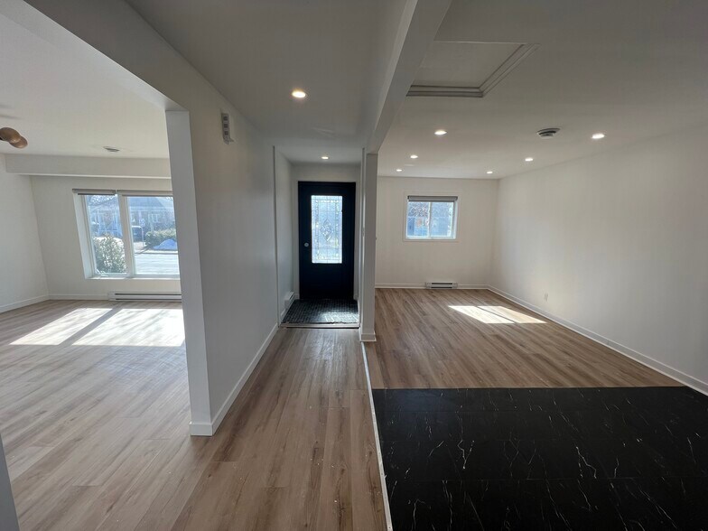 More Photos Of 1685 Av Lacroix, Laval Storefront For Lease