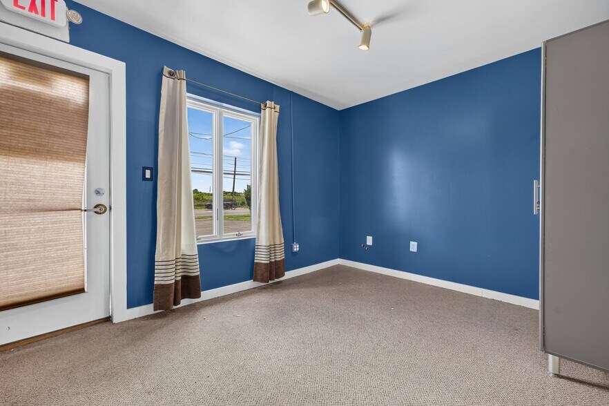 More Photos Of 1523 Parkway Ave, Ewing Showroom For Lease