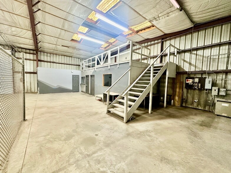 More Photos Of 9201B Tavenor Ln, Houston Warehouse For Lease