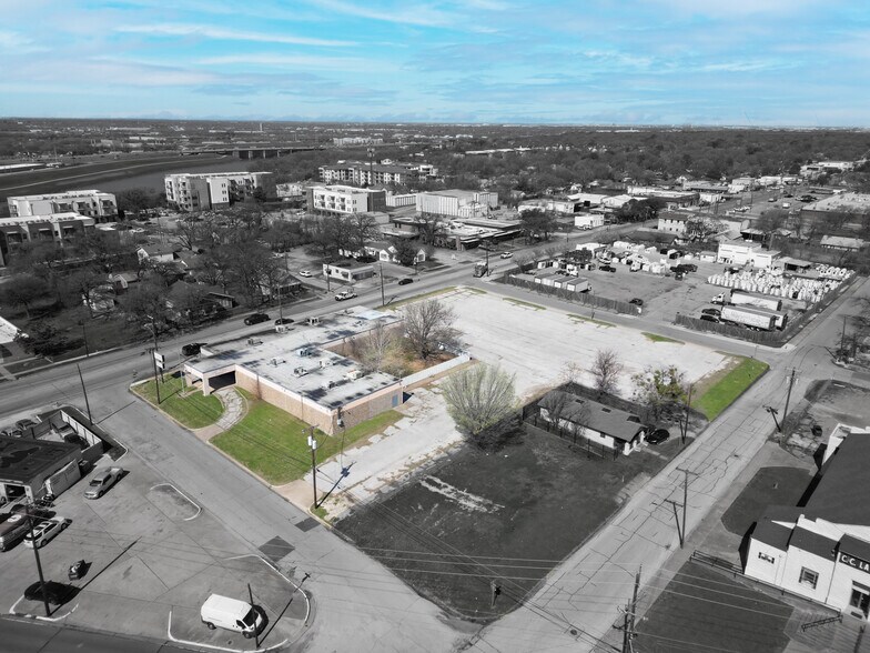 More Photos Of 412 N Sylvania Ave, Fort Worth Freestanding For Lease