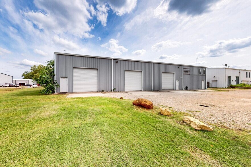 More Photos Of 11544 Cockleburr Rd, Roanoke Warehouse For Lease
