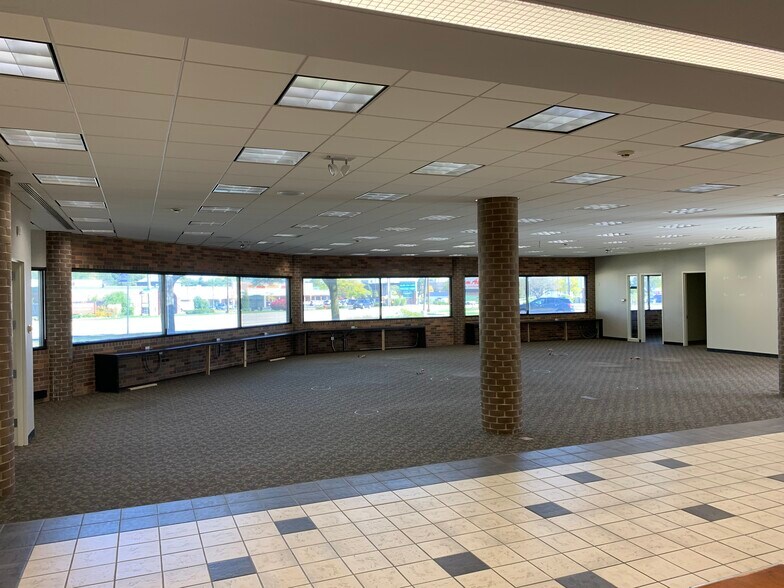 More Photos Of 1355 W Dundee Rd, Buffalo Grove Bank For Lease