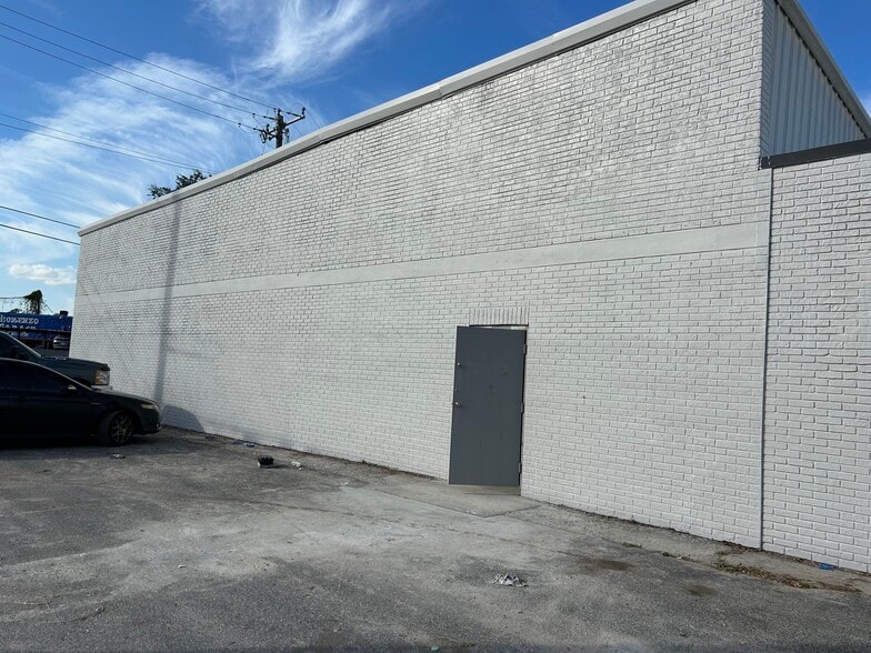 More Photos Of 4504 E Hillsborough Ave, Tampa Showroom For Lease