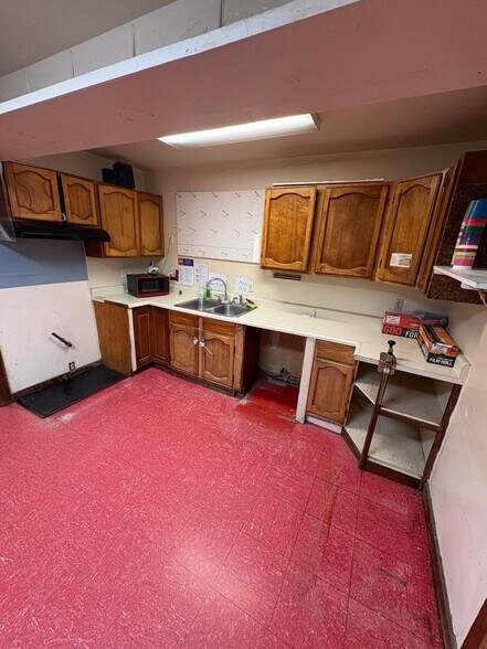 More Photos Of 2505 E Walnut St, Columbia Specialty For Lease