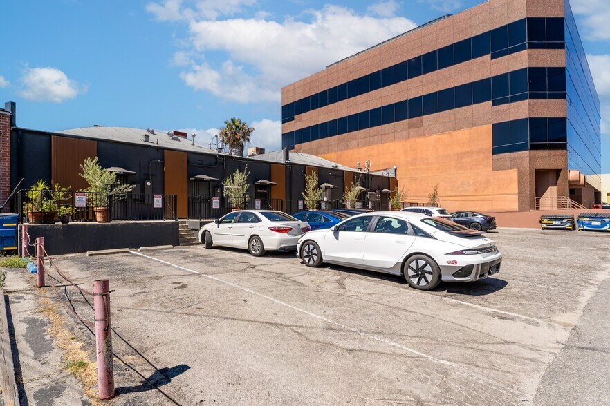 More Photos Of 15143-15153 Ventura Blvd, Sherman Oaks Storefront For Sale