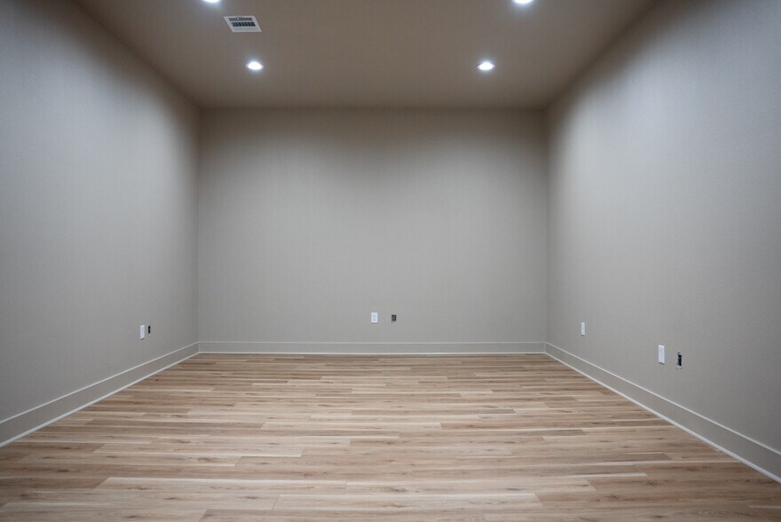 More Photos Of 8850 Industrial Pky, Beaumont Warehouse For Lease