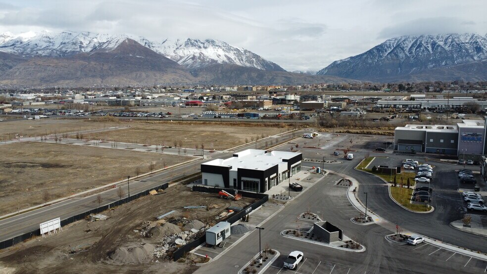 More Photos Of 634 N Mill Road, Vineyard Storefront Retail Office For Lease