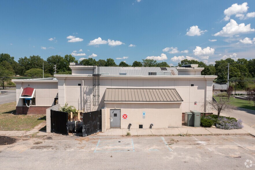 More Photos Of 725 Merrick Ave, Westbury Restaurant For Lease