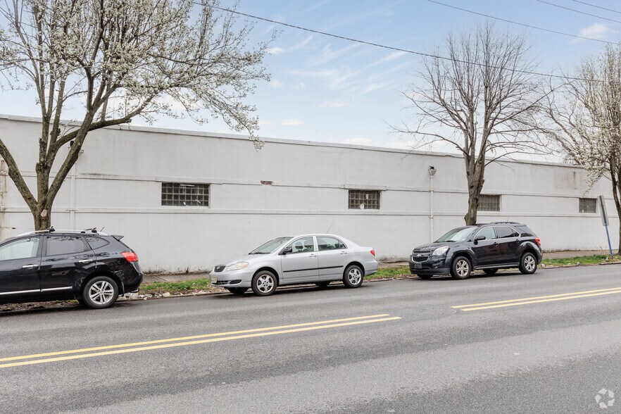 More Photos Of 32 1st St, Hackensack Showroom For Sale
