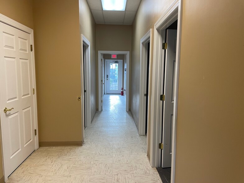 More Photos Of 6131 Shallowford Rd, Chattanooga Office For Sale