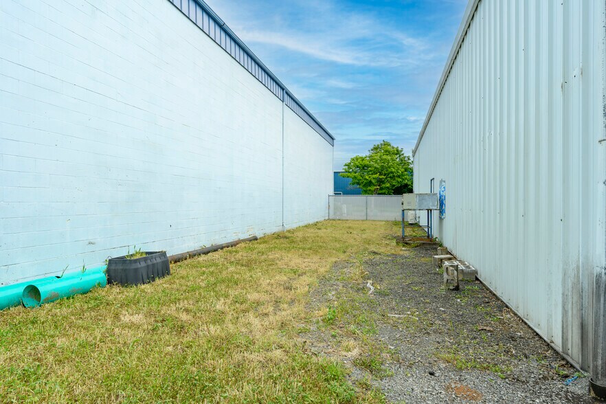 More Photos Of 2710 E Hancock St, Newberg Light Distribution For Lease