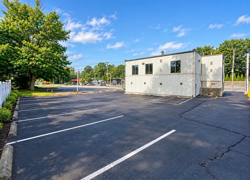 More Photos Of 892-894 Oaklawn Ave, Cranston Office Residential For Lease