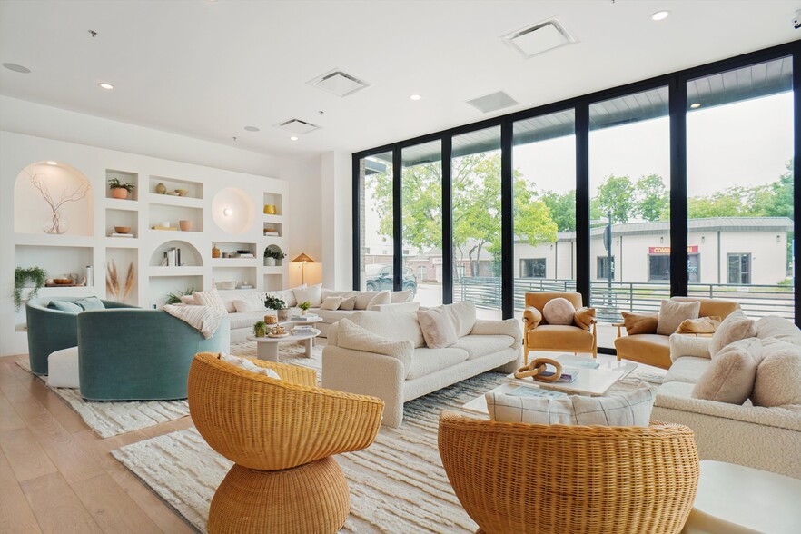 More Photos Of 409 N Oak St, Roanoke Storefront Retail Office For Lease