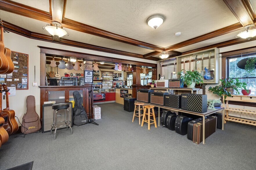 More Photos Of 835 N Main Ave, Gresham General Retail For Sale