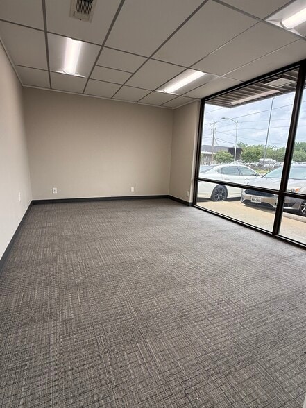 More Photos Of 1018 W Main St, Arlington Office For Lease