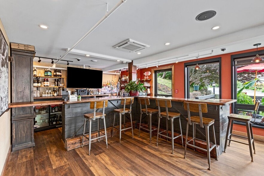 More Photos Of 28 Union St, Boothbay Harbor Restaurant For Sale