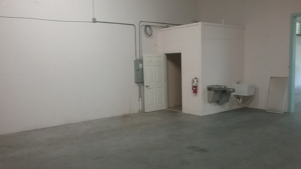 More Photos Of 10231-10249 Windhorst Rd, Tampa Warehouse For Lease