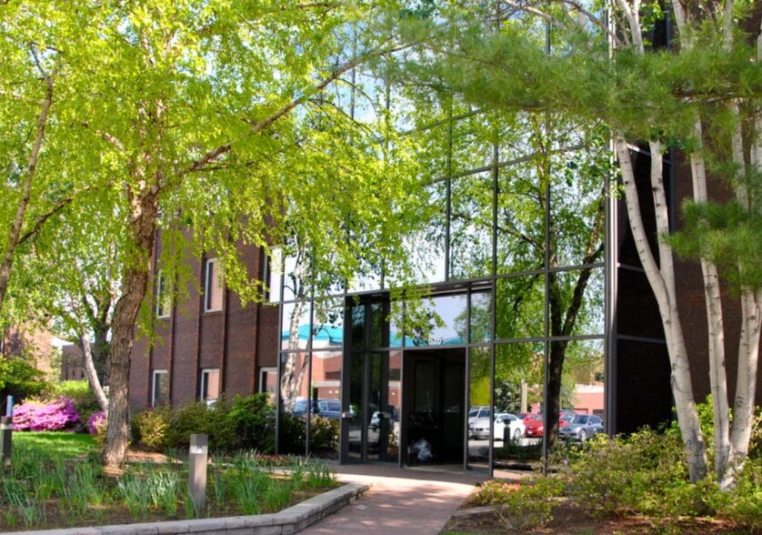 More Photos Of 625 N North Ct, Palatine Unknown For Lease