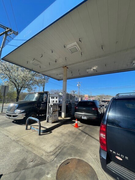 More Photos Of 94 W Warwick Ave, West Warwick Auto Repair For Lease