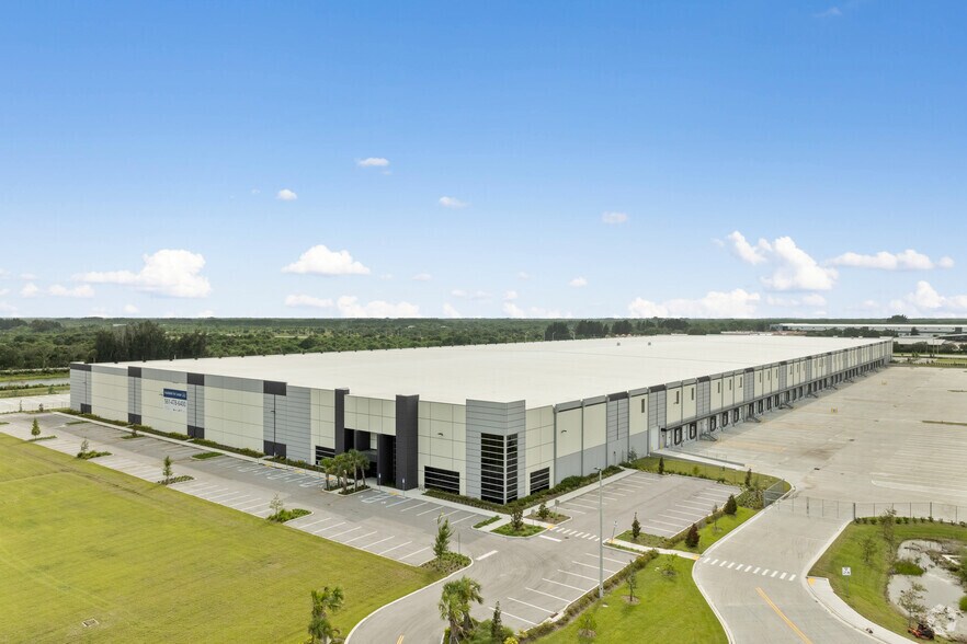 More Photos Of 700 S Kings Hwy, Fort Pierce Distribution For Lease