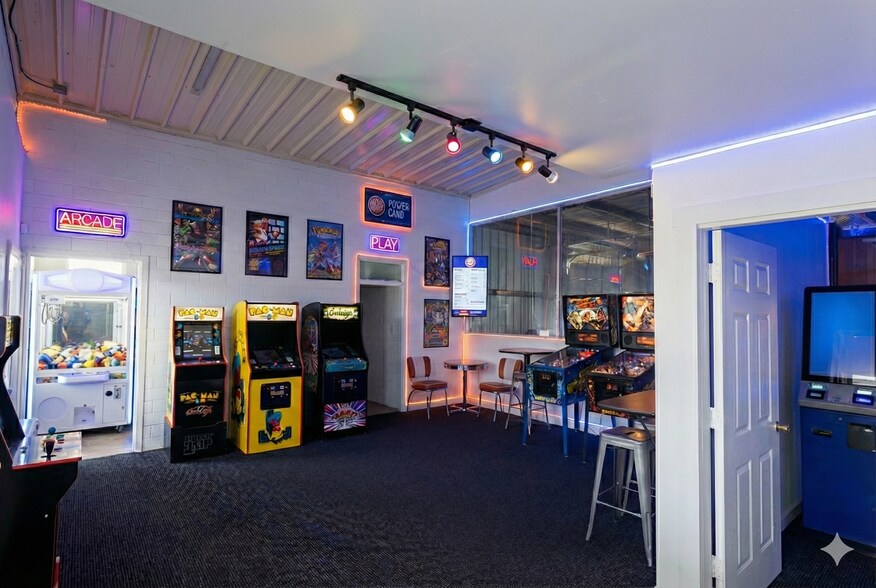 More Photos Of 500 W 2nd St, Taylor Freestanding For Sale