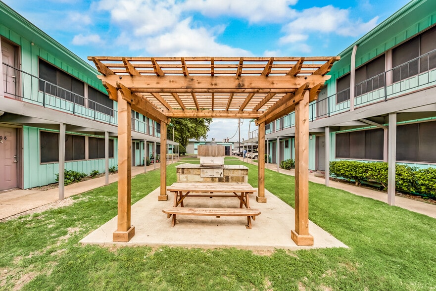 More Photos Of 3299 S Polk St, Dallas Apartments For Sale