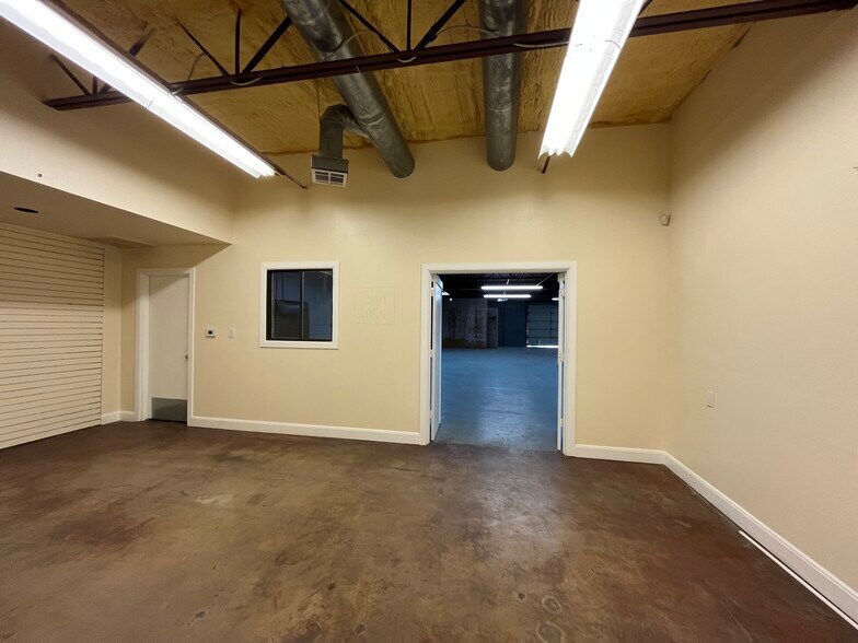 More Photos Of 513 Thompson Ln, Austin Flex For Lease