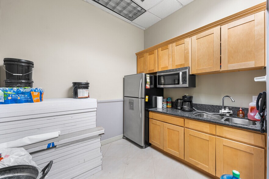 More Photos Of 514 Commerce Ave, Palmdale Medical For Sale